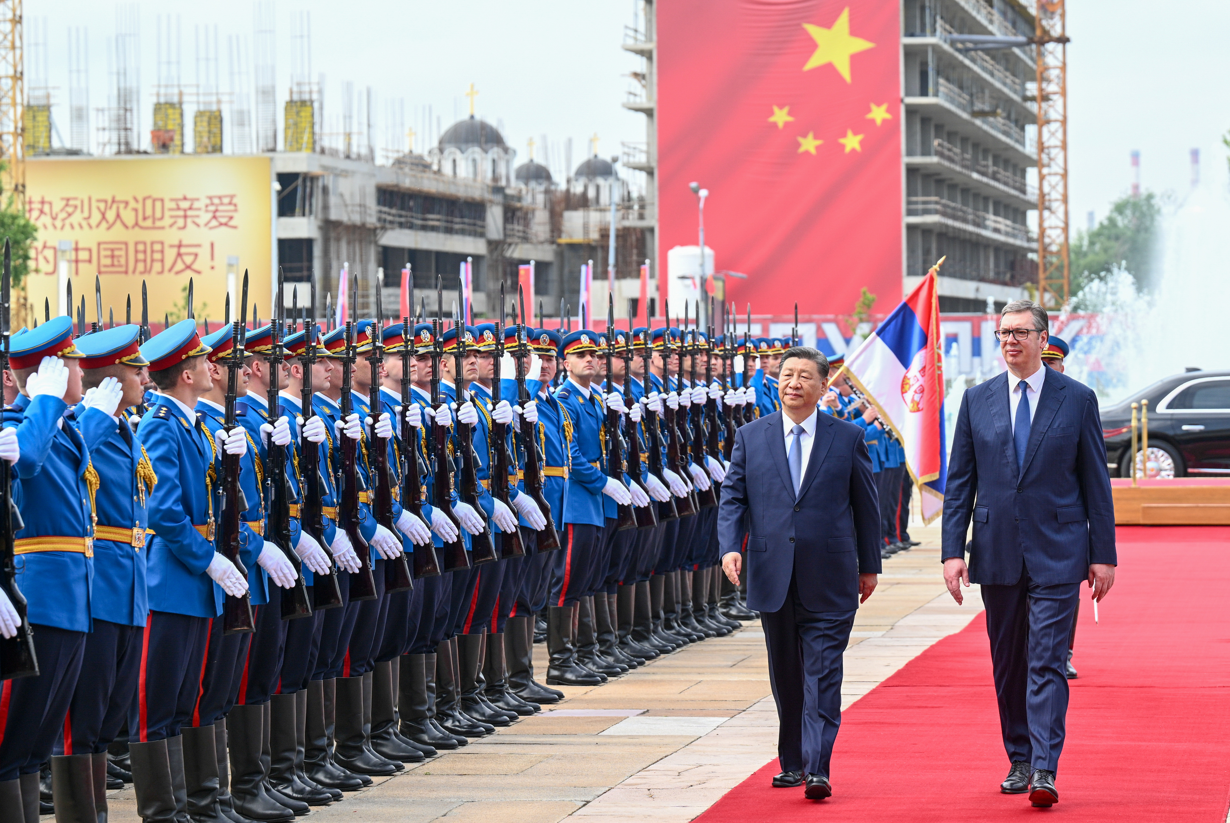 유럽 3개국을 순방 중인 시진핑(왼쪽) 중국 국가주석이 8일(현지시간) 세르비아 베오그라드에서 열린 환영식 중 알렉산다르 부치치 세르비아 대통령과 의장대를 사열하고 있다. 베오그라드 신화 연합뉴스