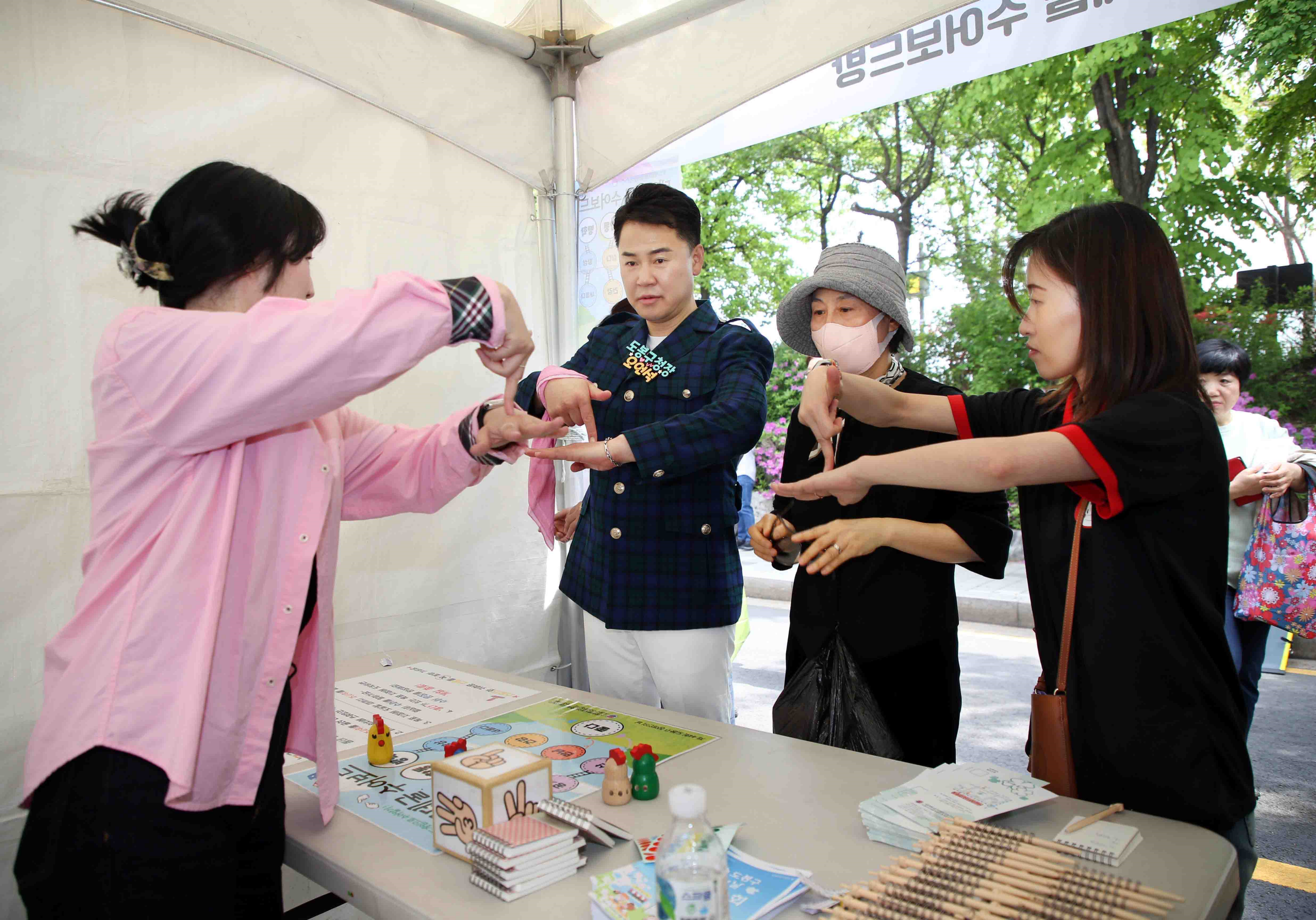 오언석(왼쪽 두 번째) 서울 도봉구청장이 지난달 19일 열린 장애인의 날 기념행사에서 주민들과 수화를 배우고 있다. 도봉구 제공