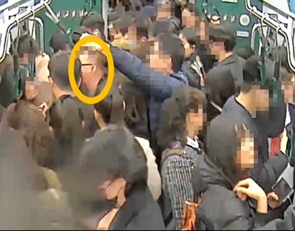소매치기범이 지난 3월 13일 강남역에서 하차하는 피해자를 따라가다 지하철 출입문에 멈춰서 있는 장면. 서울경찰청 제공