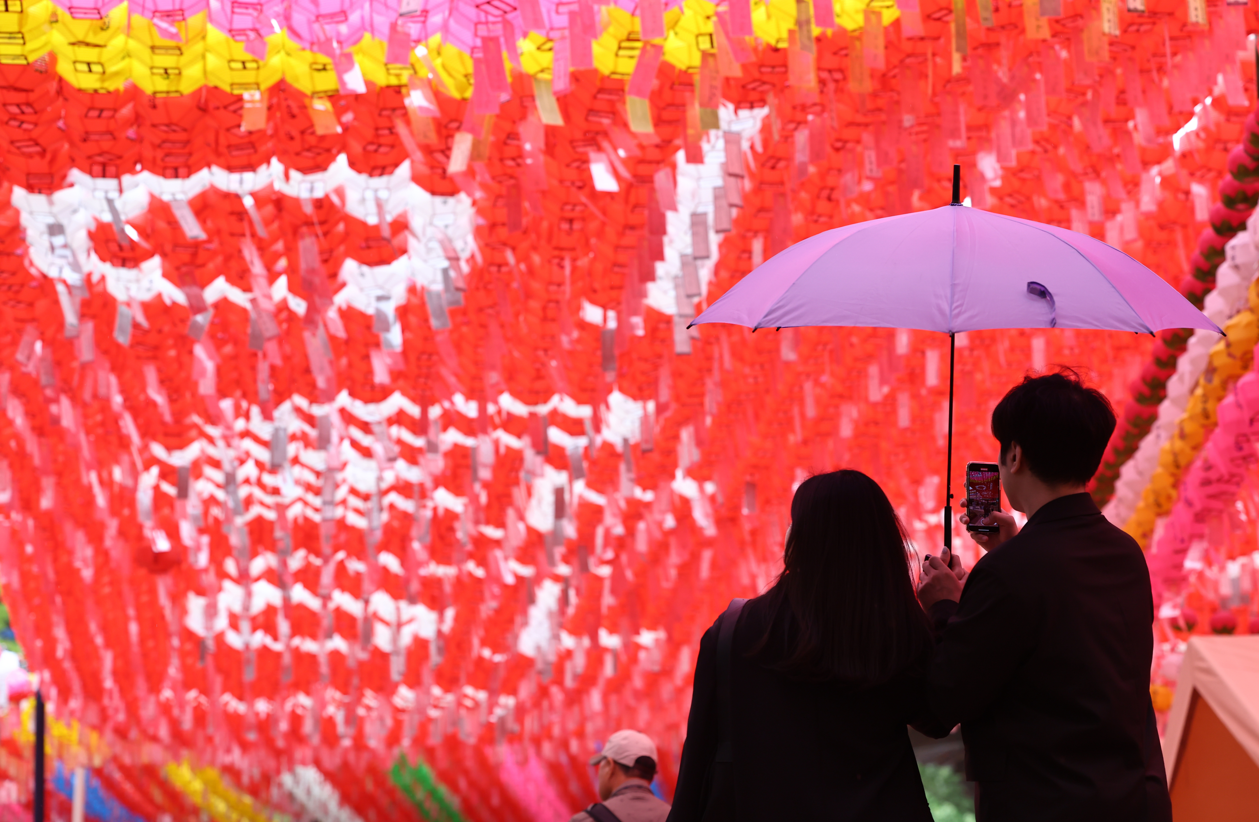 11일 오후 6시부터 서울 종로와 조계사에서 부처님오신날 연등 행사가 개최되면서 일대 교통 통제가 이뤄진다. 사진은 서울 종로구 조계사에 연등이 설치된 모습. 연합뉴스