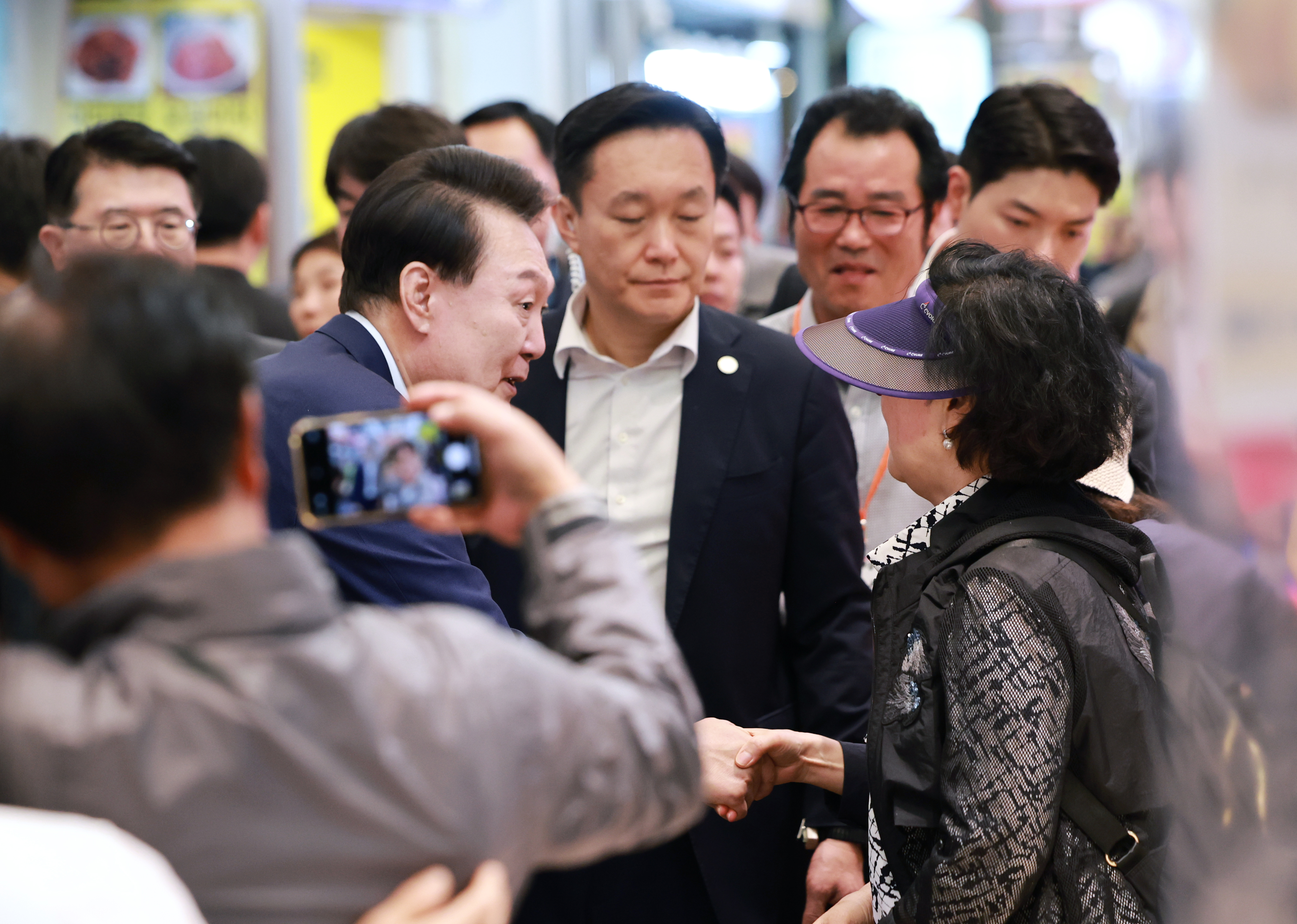 윤석열 대통령이 10일 서울 서대문구 영천시장을 찾은 시민과 인사하고 있다. 연합뉴스