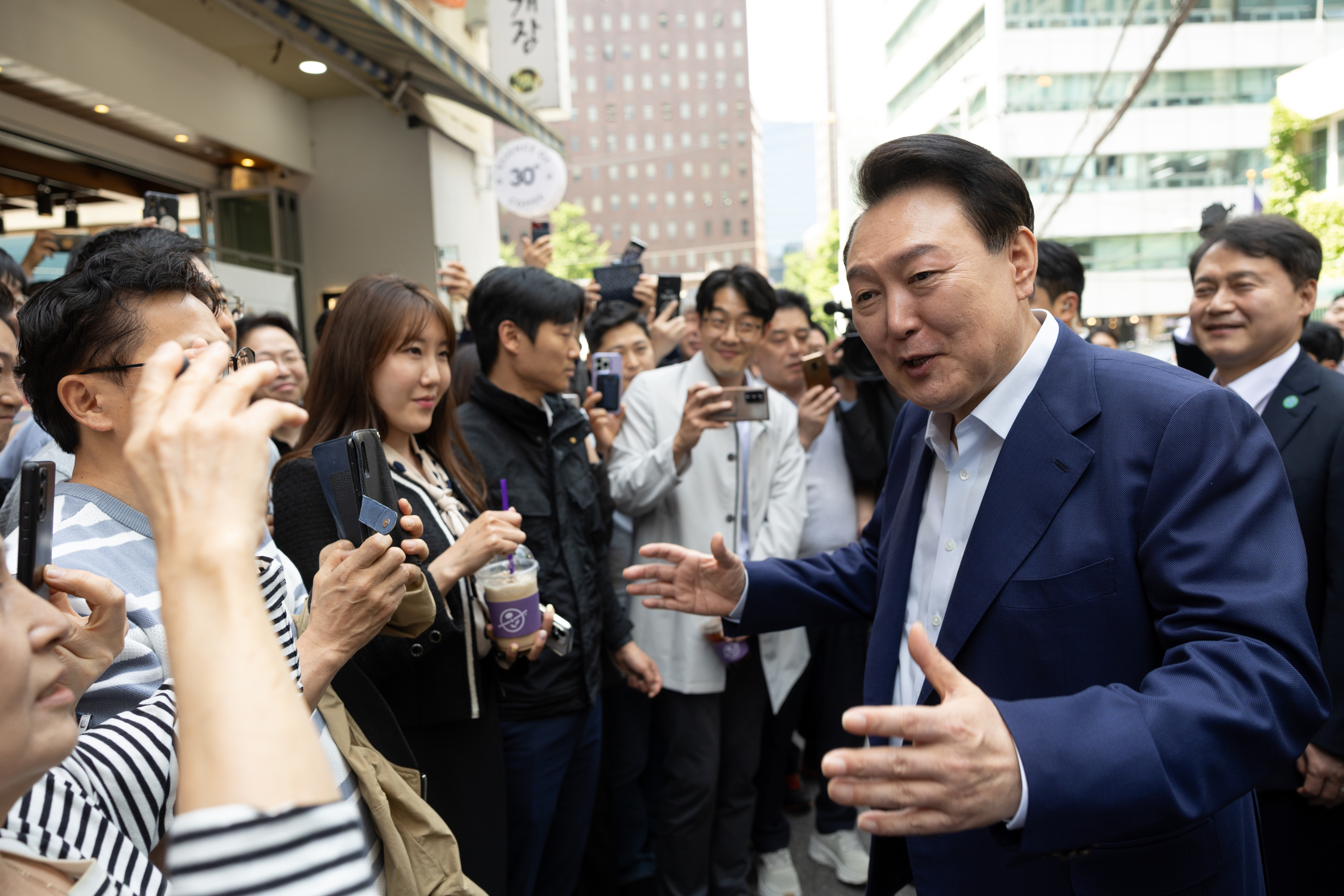 윤석열 대통령이 10일 서울 중구 다동 무교동 음식문화의 거리 일대에서 청계천으로 이동 중 직장인, 시민들을 만나 인사를 나누고 있다. 대통령실 제공