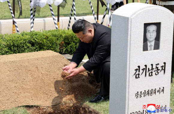 북한 김기남 전 노동당 비서의 장례식이  김정은 북한 국무위원장이 참석한 가운데 지난 9일 평양에서 국장으로 진행됐다고 조선중앙통신이 10일 보도했다. 2024.5.10. 평양 조선중앙통신·연합뉴스