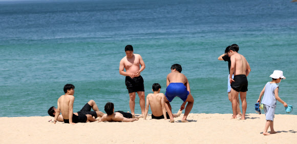 낮 최고기온이 30도 가까이 올라간 10일 강원 강릉시 경포해변을 찾는 관광객들이 성큼 다가온 여름을 신나게 즐기고 있다. 2024.5.10 연합뉴스