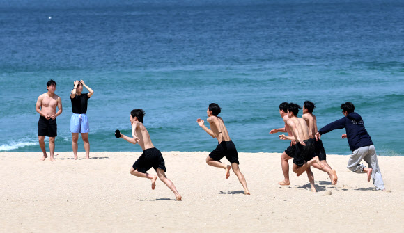 낮 최고기온이 30도 가까이 올라간 10일 강원 강릉시 경포해변을 찾는 관광객들이 성큼 다가온 여름을 신나게 즐기고 있다. 2024.5.10 연합뉴스