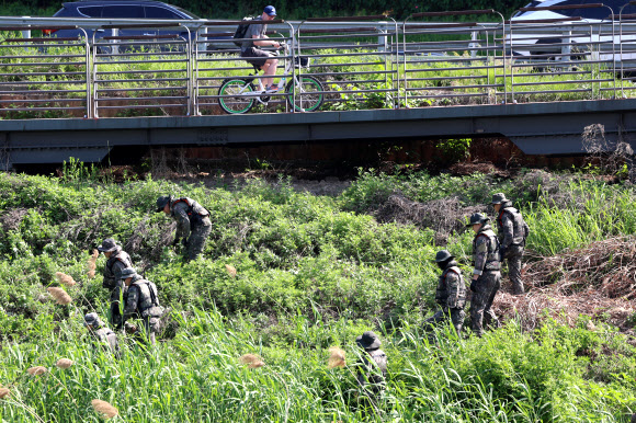 10일 오후 서울 성동구 중랑천 가람교에서 성동구가 실시한 ‘2024년 재난대응 안전한국훈련’이 열리고 있다. 2024.5.10 연합뉴스