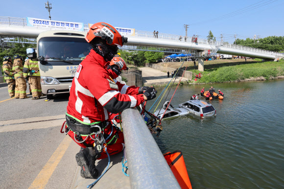 10일 오후 서울 성동구 중랑천 가람교에서 성동구가 실시한 ‘2024년 재난대응 안전한국훈련’이 열리고 있다. 2024.5.10 연합뉴스