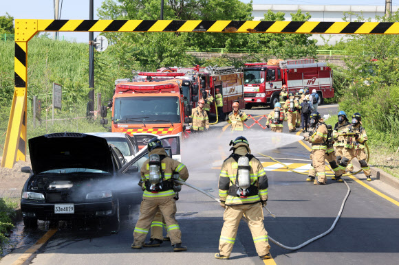 10일 오후 서울 성동구 중랑천 가람교에서 성동구가 실시한 ‘2024년 재난대응 안전한국훈련’이 열리고 있다. 2024.5.10 연합뉴스