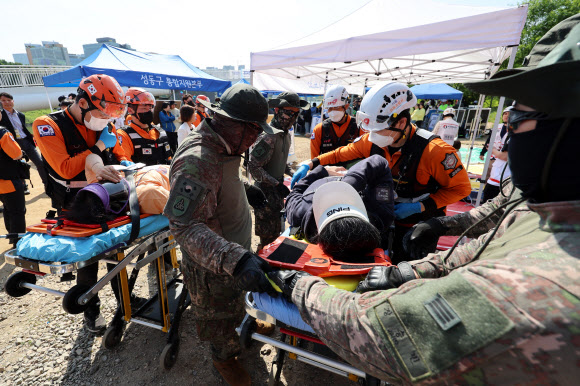 10일 오후 서울 성동구 중랑천 가람교에서 ‘2024년 재난대응 안전한국훈련’이 열리고 있다. 2024.5.10 연합뉴스
