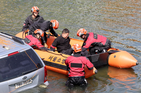 10일 오후 서울 성동구 중랑천 가람교에서 ‘2024년 재난대응 안전한국훈련’이 열리고 있다. 2024.5.10 연합뉴스