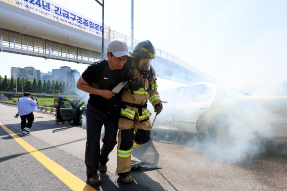 10일 오후 서울 성동구 중랑천 가람교에서 성동소방서 소방관들이 ‘2024년 재난대응 안전한국훈련’을 하고 있다. 2024.5.10 연합뉴스