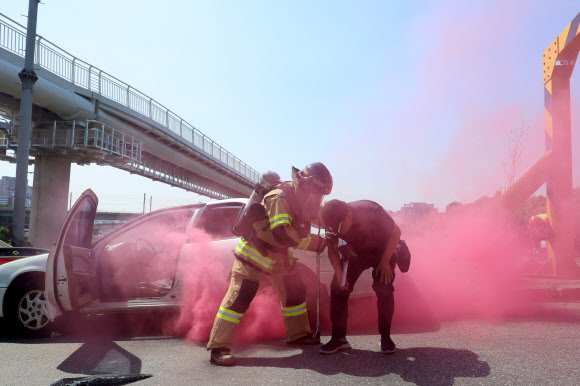 10일 오후 서울 성동구 중랑천 가람교에서 성동소방서 소방관들이 ‘2024년 재난대응 안전한국훈련’을 하고 있다. 2024.5.10 연합뉴스