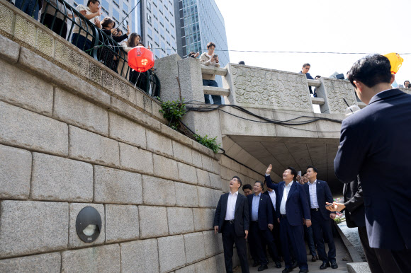 윤석열 대통령이 10일 서울 중구 청계천을 찾아 인근 직장인, 시민들과 인사하고 있다. 2024.5.10. 대통령실 제공