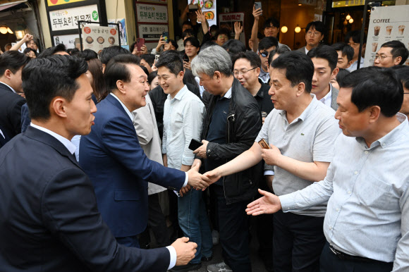 윤석열 대통령이 10일 서울 중구 다동 무교동 음식문화의 거리 일대에서 청계천으로 이동 중 직장인, 시민들을 만나 인사하고 있다. 2024.5.10. 대통령실 제공