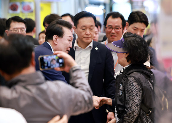 윤석열 대통령이 10일 오후 서울 서대문구 영천시장을 찾은 시민과 인사하고 있다. 2024.5.10 연합뉴스