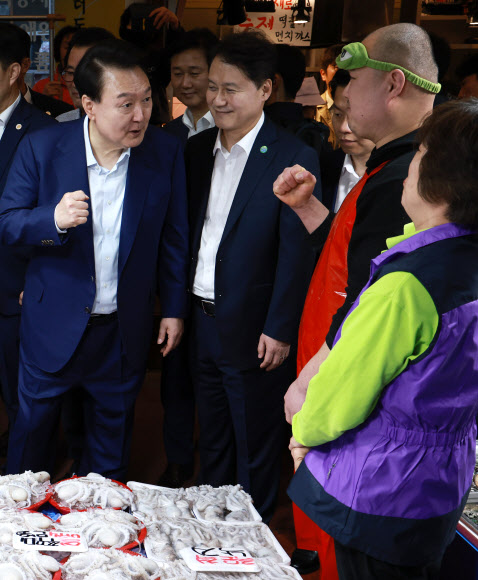윤석열 대통령이 10일 오후 서울 서대문구 영천시장을 찾아 수산 매장에서 상인들을 격려하고 있다. 2024.5.10 연합뉴스
