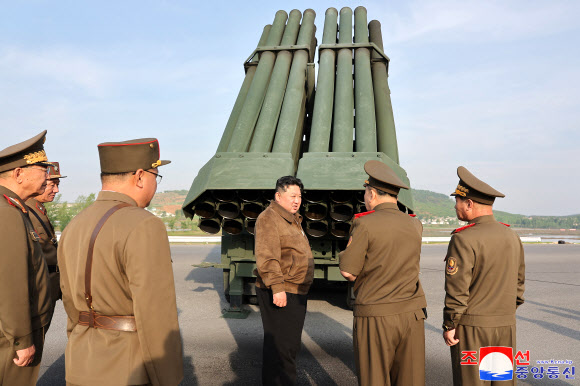 북한 김정은, 신형 240㎜ 방사포탄 시험사격 참관