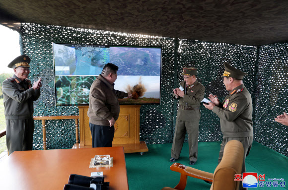 북한 김정은, 신형 240㎜ 방사포탄 시험사격 참관