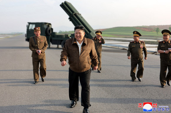 북한 김정은, 신형 240㎜ 방사포탄 시험사격 참관