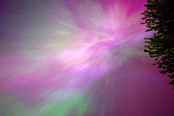 Northern lights or aurora borealis are seen near London, Ontario, during a geomagnetic storm on May 10, 2024. The most powerful solar storm in more than two decades struck Earth on May10, 2024, triggering spectacular celestial light shows in skies from Tasmania to Britain -- and threatening possible disruptions to satellites and power grids as it persists into the weekend. Auroras are often observed in Canada‘s northern regions, but rarely in southern Ontario. AFP 연합뉴스
