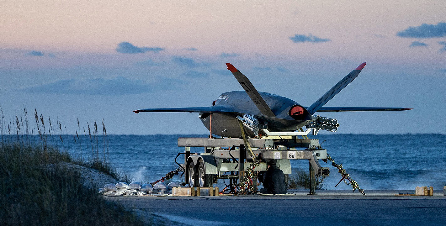 인공지능(AI)으로 운용하는 미국의 무인기 ‘XQ-58A’ 발키리가 테스트 비행을 준비하고 있다. 미 공군 제공
