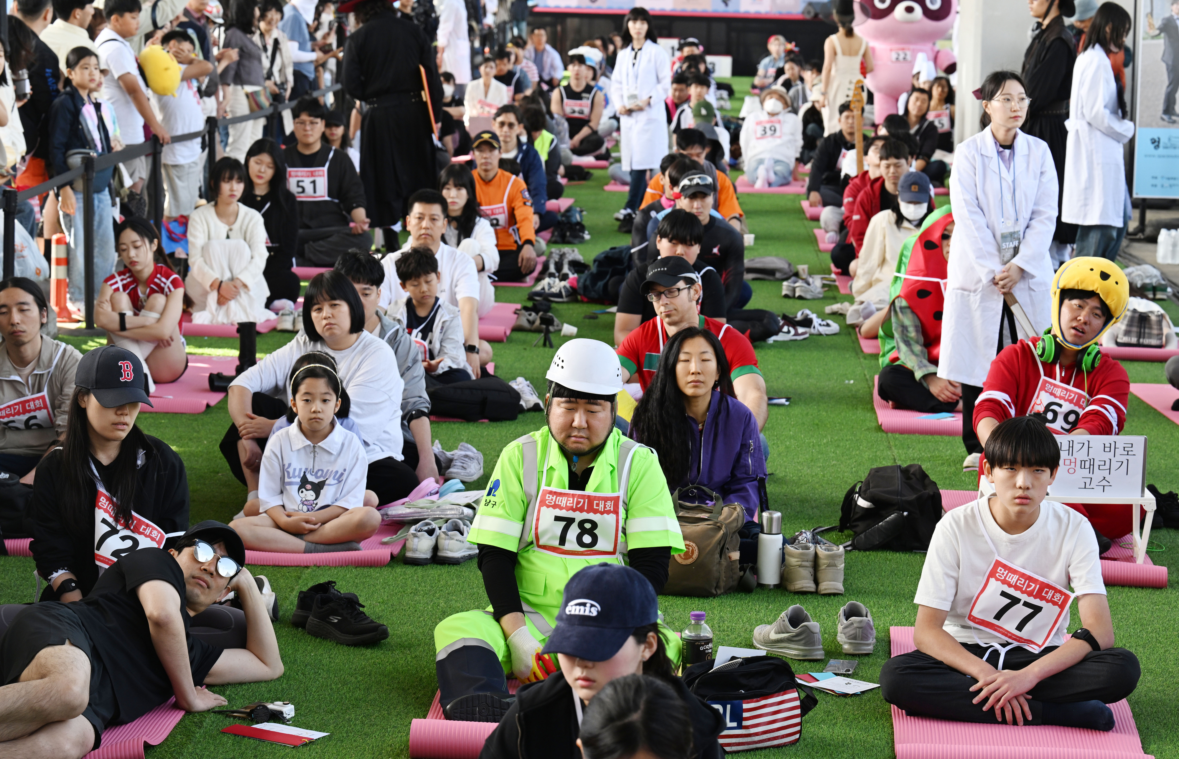 올해로 10주년을 맞은 ‘한강 멍때리기 대회’ 참가자들이 12일 서울 반포한강공원 잠수교 일대에서 멍한 상태를 유지하고 있다.  안주영 전문기자