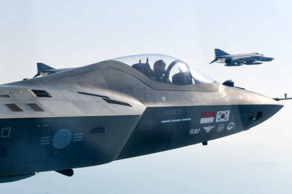 편대 비행 실시하는 팬텀과 KF-21