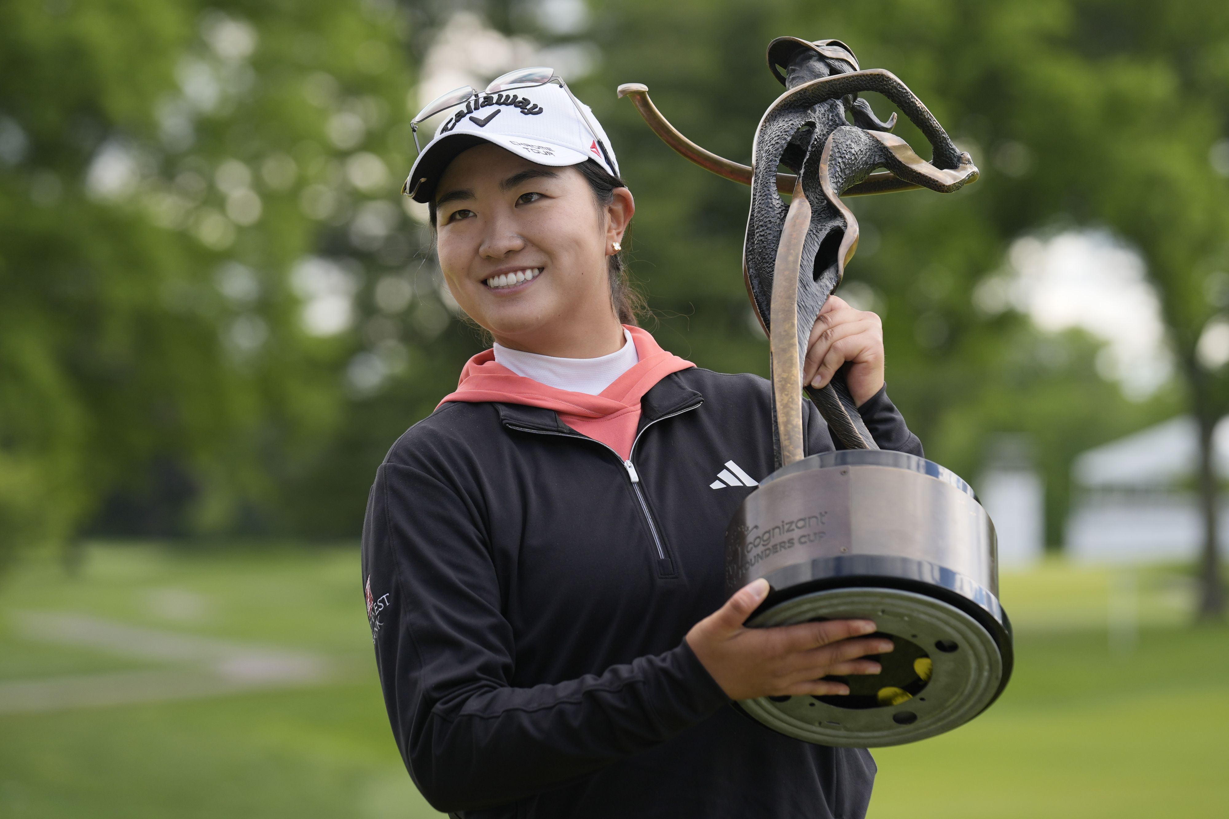 로즈 장이 13일 LPGA 코그니전트 파운더스 컵에서 우승한 뒤 트로피를 들고 웃고 있다. AP 연합뉴스