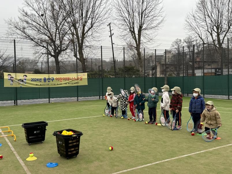 서울 용산구 용산어린이정원에서 어린이 테니스 교실이 열리고 있다. 용산구 제공