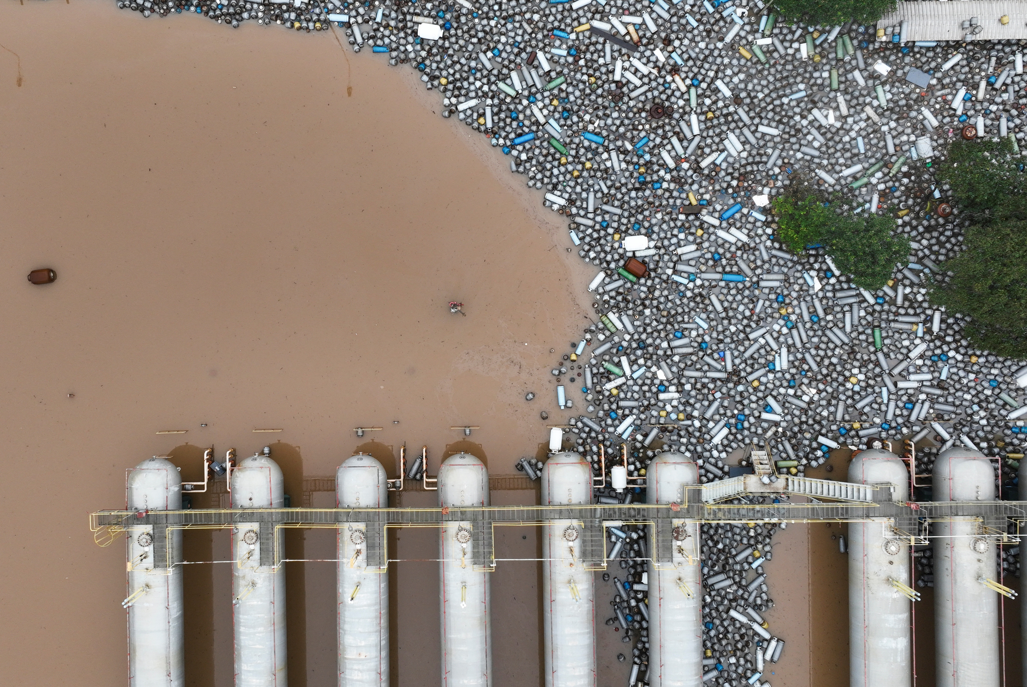 둥둥 떠다니는 가스통… 폭우 엎친 데 덮친 브라질