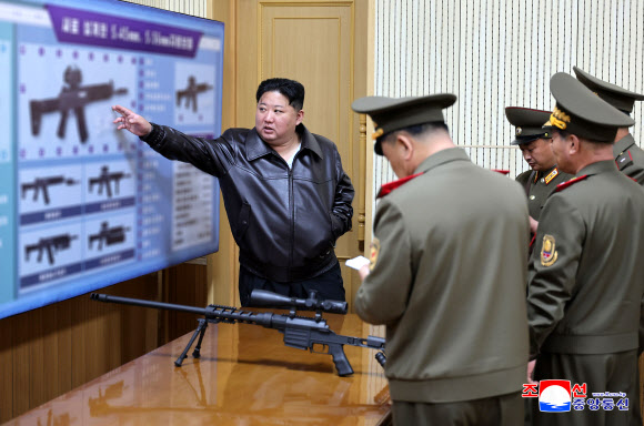 김정은 북한 국무위원장이 지난 11~12일 제2경제위원회 산하 중요 국방공업기업소들을 현지지도했다고 조선중앙통신이 13일 보도했다. 사진은 김 위원장이 새로 개발한 ‘저격수보총(소총)’ 성능을 점검하고 있다. 2024.5.13  평양 조선중앙통신·연합뉴스