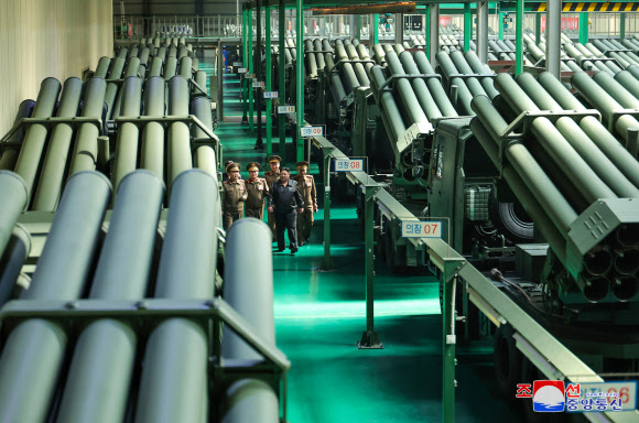 김정은 북한 국무위원장이 지난 11~12일 제2경제위원회 산하 중요 국방공업기업소들을 현지지도했다고 조선중앙통신이 13일 보도했다. 사진은 김 위원장이 한국 수도권을 겨냥하는 신형 240㎜ 방사포(다연장로켓포의 북한식 표현)를 싣는 차량 공장을 둘러보고 있는 모습. 2024.5.13  평양 조선중앙통신·연합뉴스