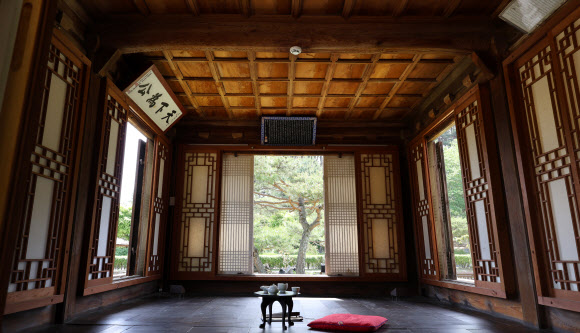 13일 국가민속유산인 강릉 선교장 내 활래정에 녹음이 우거져 봄기운이 가득하다. 2024.5.13  연합뉴스