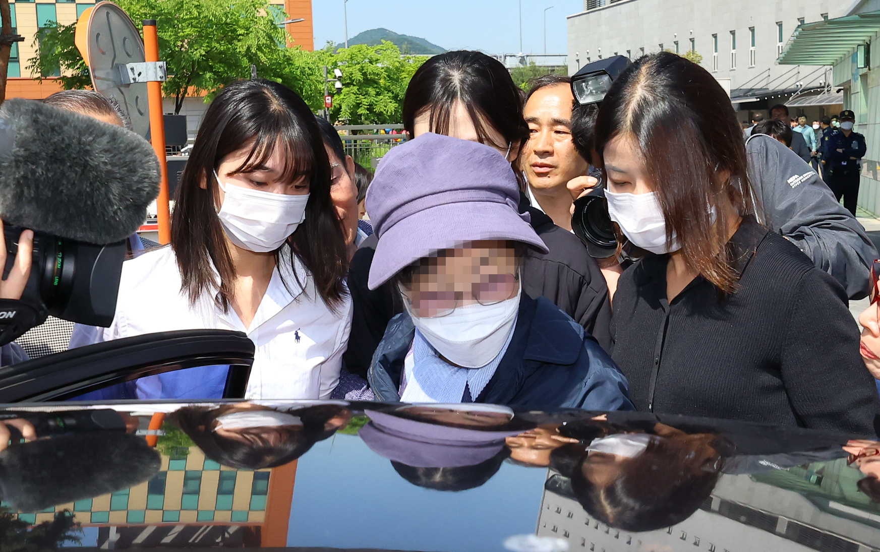 잔고증명서를 위조한 혐의로 복역 중인 윤석열 대통령의 장모 최은순 씨가 14일 서울 송파구 서울동부구치소에서 가석방되고 있다. 앞서 법무부 가석방심사위원회(심사위)는 지난 8일 최씨에 관한 가석방 심사를 진행한 뒤 만장일치로 적격 판단을 내렸다. 2024.05.14. 뉴시스