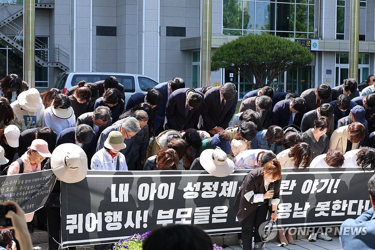 기독교 단체, 학부모 등이 14일 대전시청 앞에서 퀴어축제 반대 기자회견을 열고 있다.  이들은 이날 삭발식도 했다.