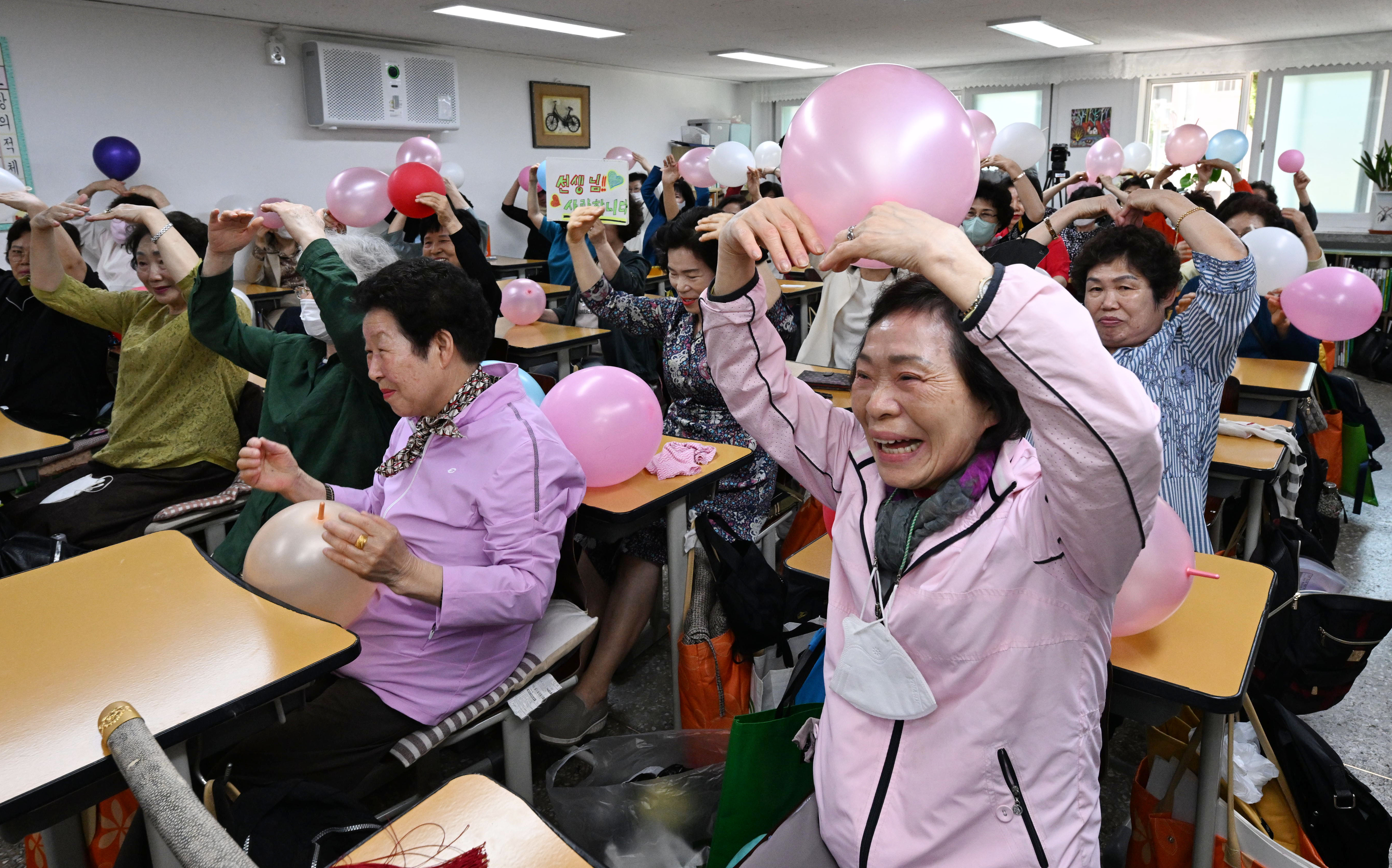 스승의날을 하루 앞둔 14일 서울 마포구 일성여자중고등학교에서 만학도들이 선생님에게 손을 머리 위로 올려 하트를 만들어 보이고 있다. 2024.5.14 도준석 전문기자
