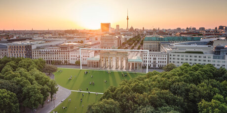 독일 베를린 브란덴부르크 문 앞에 설치된 세계 최대 골대.  유로2024 축구 경기를 생중계하는 스크린으로도 쓰일 예정이다. 베를린 관광청 제공.
