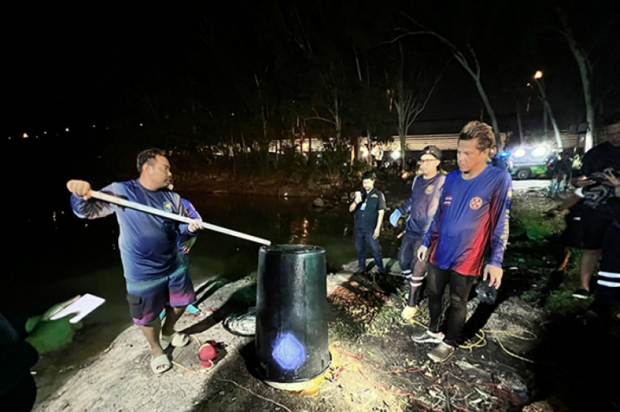 태국 잠수부들이 11일 촌부리주 방 라뭉 지역의 맵 프라찬 저수지에서 한국인 사체가 담긴 플라스틱 통을 발견하고 있다.