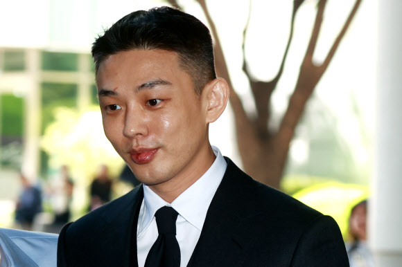 마약 상습 투약 혐의를 받는 배우 유아인(본명 엄홍식)이 14일 오후 서울 서초구 서울중앙지법에서 열린 1심 5회 공판에 출석하고 있다. 2024.5.14 연합뉴스