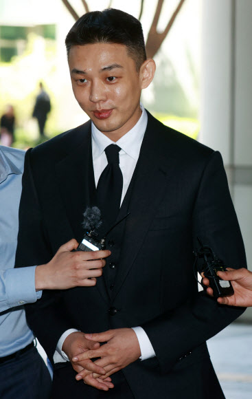 마약 상습 투약 혐의를 받는 배우 유아인(본명 엄홍식)이 14일 오후 서울 서초구 서울중앙지법에서 열린 1심 5회 공판에 출석하고 있다. 2024.5.14 연합뉴스