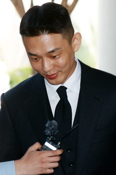 마약 상습 투약 혐의를 받는 배우 유아인(본명 엄홍식)이 14일 오후 서울 서초구 서울중앙지법에서 열린 1심 5회 공판에 출석하고 있다. 2024.5.14 연합뉴스