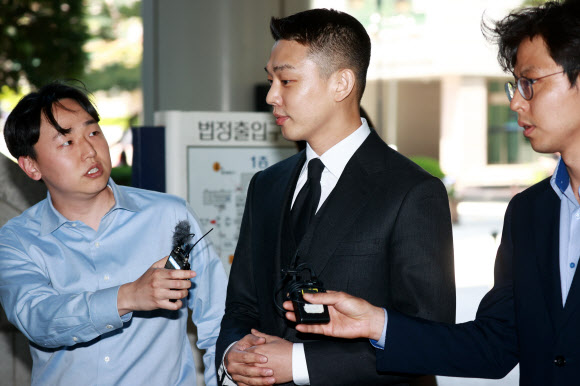 마약 상습 투약 혐의를 받는 배우 유아인(본명 엄홍식)이 14일 오후 서울 서초구 서울중앙지법에서 열린 1심 5회 공판에 출석하며 취재진 질문을 받고 있다. 2204.5.14 연합뉴스