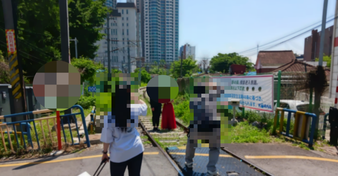 서울 용산구 삼각 백빈 건널목을 지나는 선로 위에서 한 커플이 웨딩 촬영을 하고 있다. 철도안전법 제48조에서는 선로 또는 국토교통부령으로 정하는 철도시설에 철도운영자 등의 승낙 없이 출입하거나 통행하는 행위를 금지한다.