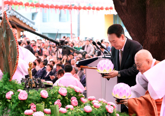 윤석열 대통령이 15일 서울 종로구 조계사에서 열린 불기 2568년 부처님오신날 봉축법요식에서 조계종 총무원장 진우스님과 함께 헌등하고 있다. 2024.5.15 연합뉴스