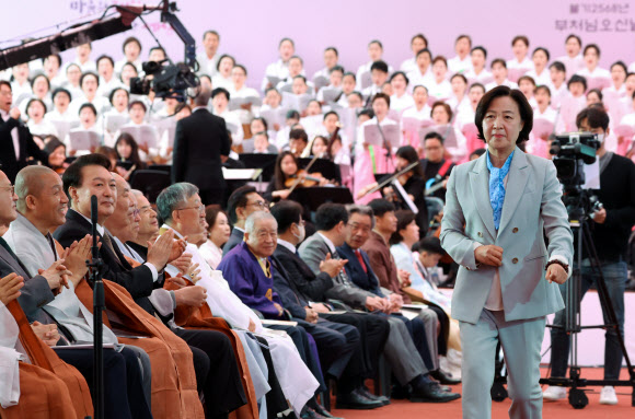 더불어민주당 추미애 당선인이 15일 서울 종로구 조계사에서 열린 불기 2568년 부처님오신날 봉축법요식에서 헌화한 뒤 윤석열 대통령 앞을 지나가고 있다. 2024.5.15 연합뉴스