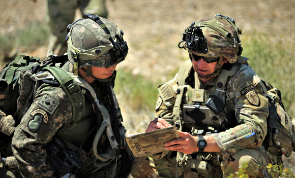 육군의 2024년 미 NTC 훈련단이 지난달 17일부터 5월 14일까지 미국 캘리포니아주 모하비 사막에 위치한 국립훈련센터에서 진행한 한미 연합훈련을 성공적으로 마쳤다고 16일 밝혔다. 사진은 한미 양국 장병들이 대항군의 장갑차 기동을 차단하기 위한 방안을 토의하는 모습. 2024.5.16 육군 제공