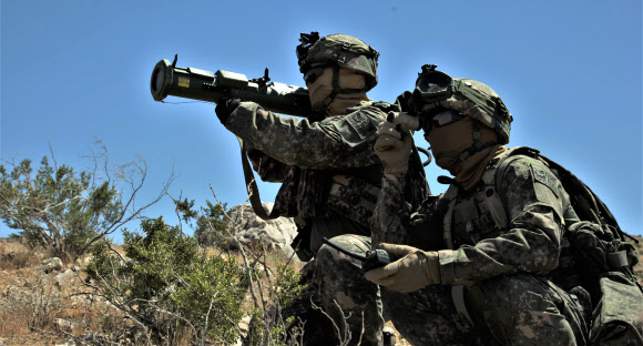 육군의 2024년 미 NTC 훈련단이 지난달 17일부터 5월 14일까지 미국 캘리포니아주 모하비 사막에 위치한 국립훈련센터에서 진행한 한미 연합훈련을 성공적으로 마쳤다고 16일 밝혔다. 사진은 훈련단 장병들이 대전차화기(AT-4)를 활용해 대항군의 장갑차를 공격하는 모습. 2024.5.16 육군 제공