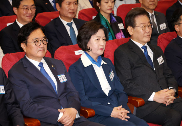 국회의장단 후보 선출을 위한 당선자 총회 자리한 우원식-추미애 후보