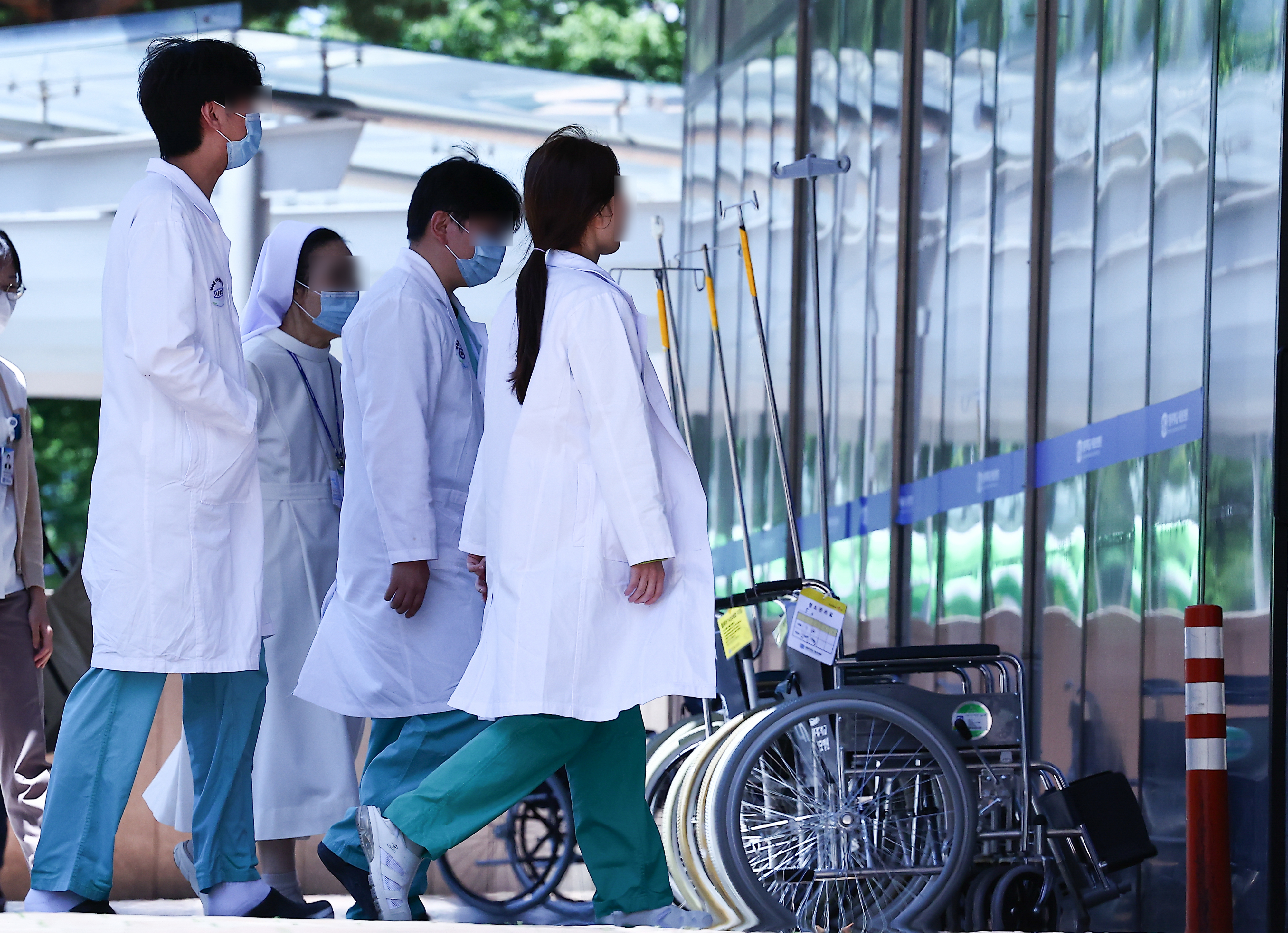 16일 서울 시내의 한 대학병원에서 의료진들이 이동하고 있다. 2024.05.16 뉴시스