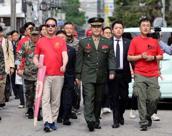 해병대 채모 상병 순직사건 수사 이첩 관련 항명 및 상관명예훼손 혐의로 기소된 박정훈 전 수사단장이 17일 오전 서울 용산구 중앙지역군사법원에서 열리는 4차 공판에 출석하고 있다. 2024.5.17  연합뉴스
